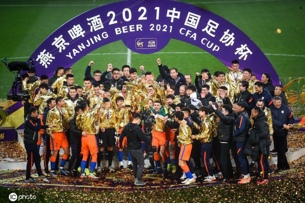 后来袁咏仪大红大紫，但始终没忘周润发对她的提携，也一直非常渴望能与偶像合作，没想到一等就是33年
